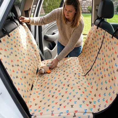 housse voiture chien couleurs beige avec decoration chien installation