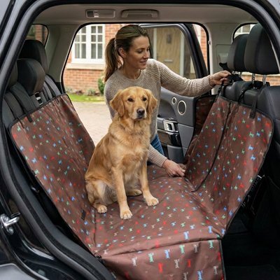 housse voiture chien couleurs marron grand labrador avec femme